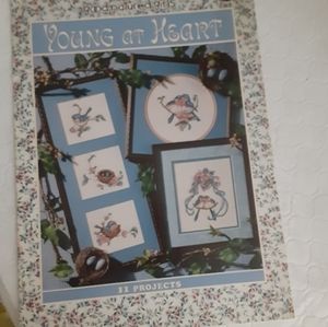 VINTAGE -Good-natured girlsYoung at heart Counted cross stitch / 11 projects.